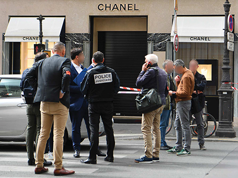 Police and investigators gather at the entrance to a Chanel shop on Place Vendome in Paris, on May 5, 2022, after a suspected armed robbery. (Photo by BERTRAND GUAY / AFP)